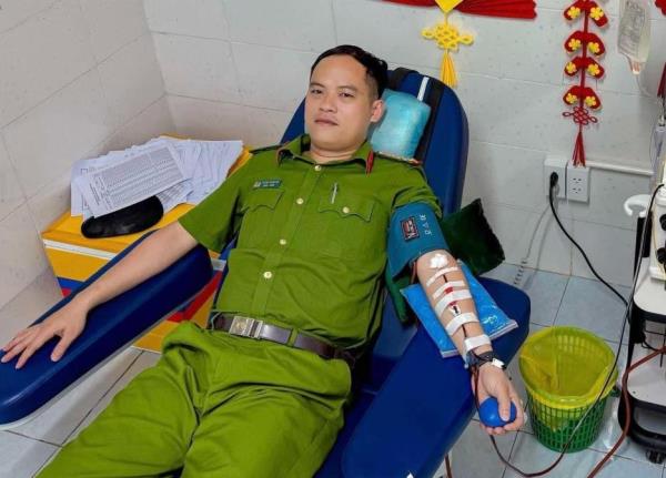Chiến sĩ Công an Quảng Ngãi di chuyển 27km để hiến máu cứu người bệnh