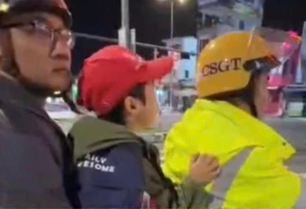 CSGT hỗ trợ cháu bé đi lạc về nhà an toàn