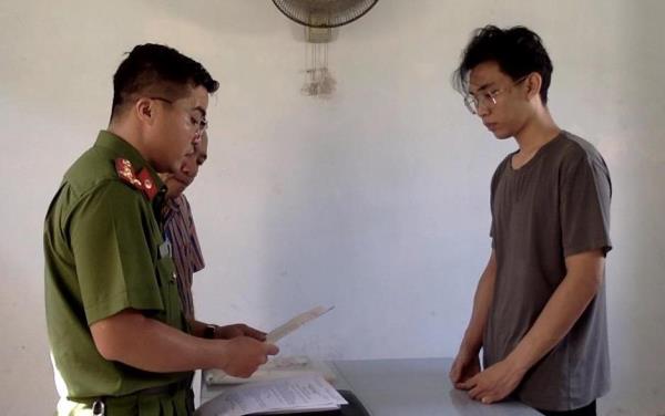 Lật tẩy thủ đoạn tuồn điện thoại Iphone 15 Promax lậu qua đường hàng không