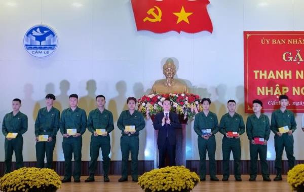 Quận Cẩm Lệ gặp mặt thanh niên chuẩn bị nhập ngũ năm 2024
