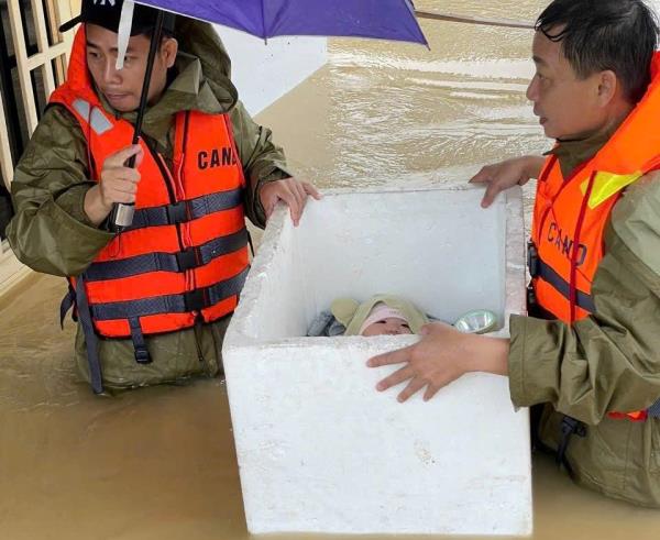 Công an xã Hòa Vang kịp thời đưa 15 người dân ra khỏi vùng lũ ngập sâu