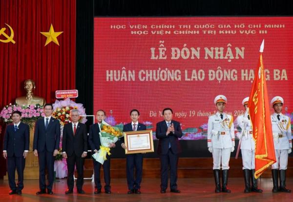 Học viện Chính trị khu vực III đón nhận Huân chương Lao động hạng Ba