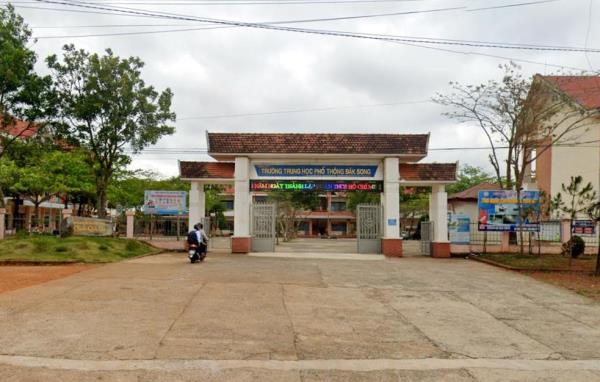 Phát tán hình ảnh nhạy cảm ngay cổng trường