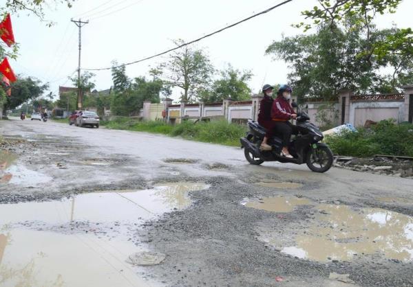 Đường vào phố lỗ chỗ ổ trâu