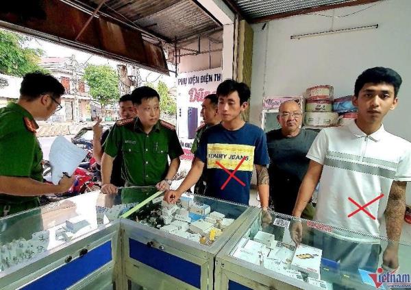 Bắt giữ 2 thanh niên khống chế người đàn ông trong nhà thờ, cướp tài sản