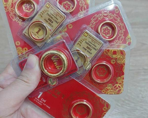 Người mua vàng nhẫn lỗ nặng