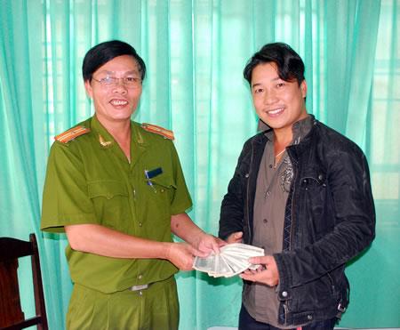 Trao trả 10.000 USD cho người mất