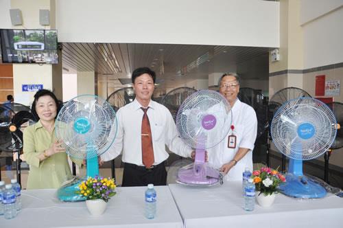 Bệnh viện ung thư Đà Nẵng nhận quà tặng