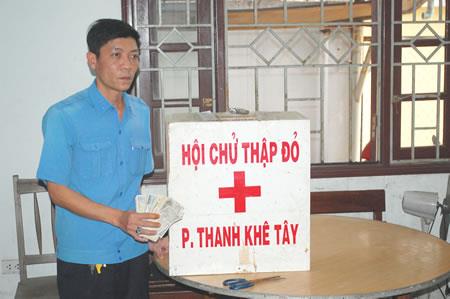 Bảo vệ trộm tiền... từ thiện