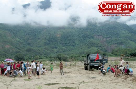 Vì sao người dân ngăn không cho Cty Pha Lê khai thác cát?