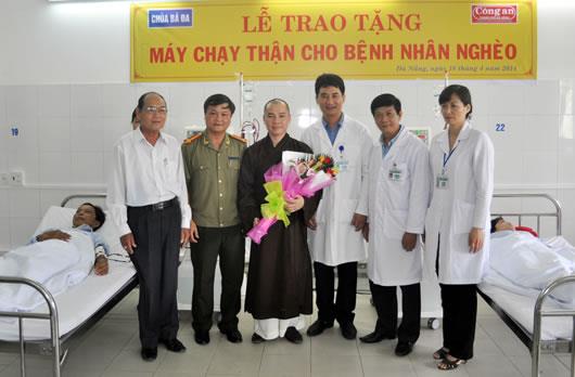 Báo Công an TP Đà Nẵng và Chùa Bà Đa tặng máy chạy thận nhân tạo cho Bệnh viện Đà Nẵng