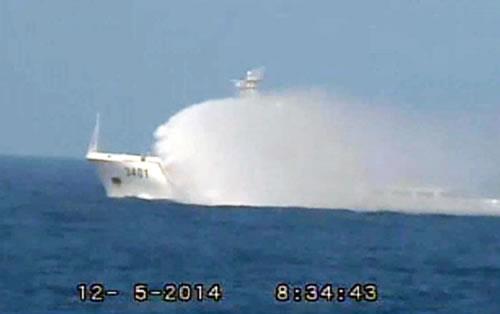 Trung Quốc tiếp tục sử dụng vòi rồng phun nước vào tàu Việt Nam