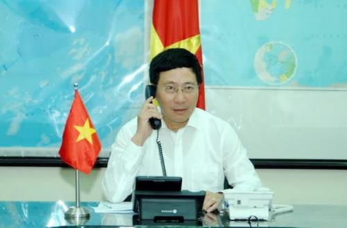 Bộ trưởng Ngoại giao điện đàm với người đồng cấp của 3 nước