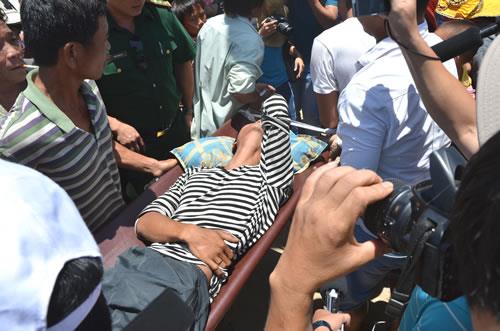 Ngư dân Việt Nam bị Trung Quốc đánh trọng thương về đến đất liền