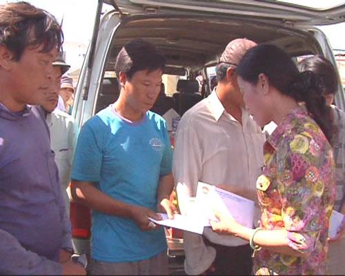 Hỗ trợ ngư dân bị tàu lạ đâm chìm