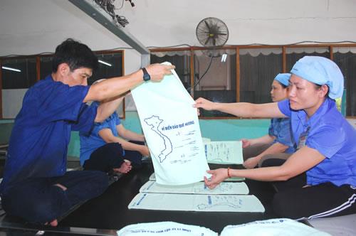 Tặng quà Vì biển đảo quê hương