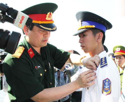 Tặng Huy hiệu tuổi trẻ dũng cảm cho hai thuyền trưởng tàu CSB