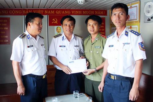 Báo Công an TP Đà Nẵng: Thăm và trao quà bạn đọc ủng hộ lực lượng Cảnh sát biển và ngư dân