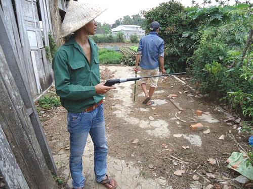 Súng tự chế bằng hơi cồn lên núi