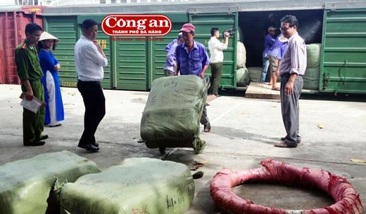 Tạm giữ hơn 20 tấn hàng không rõ nguồn gốc