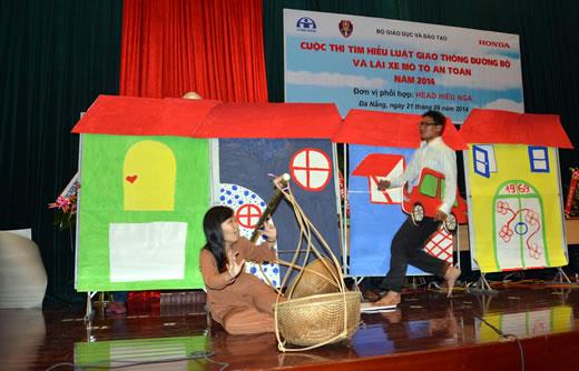 Sinh viên tham gia hội thi an toàn giao thông