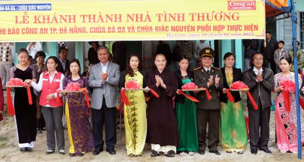 Khánh thành 4 ngôi nhà tình nghĩa, tình thương