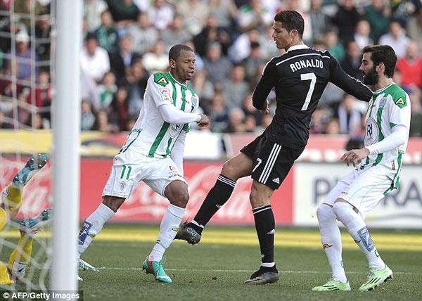 Barcelona tấn công Ronaldo