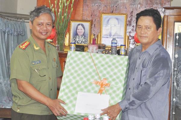 Bàn giao nhà tình nghĩa cho gia đình thương binh CAND