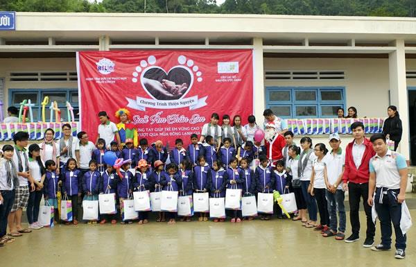 Chương trình Sưởi ấm chân em đến với học trò vùng cao