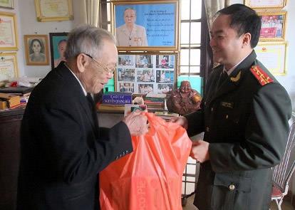 Gia đình khó khăn, đồng bào nghèo nhận quà Tết của Đại tướng Trần Đại Quang