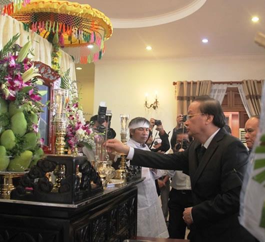 Các đồng chí lãnh đạo Đảng, Nhà nước và đông đảo người dân đến viếng đồng chí Nguyễn Bá Thanh