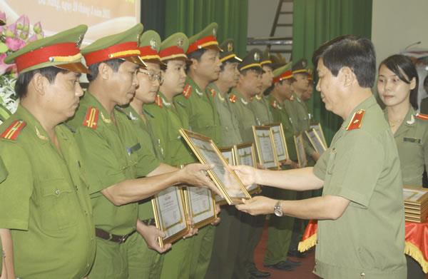 Trấn áp mạnh các loại tội phạm và tệ nạn xã hội