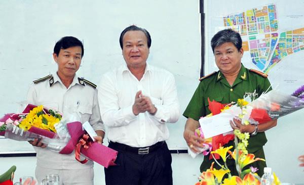 Thưởng nóng đơn vị phát hiện đối tượng dán quảng cáo, tờ rơi