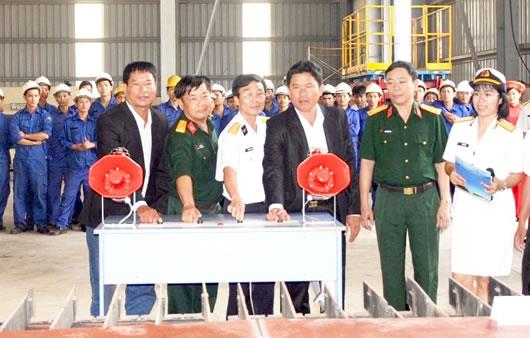 Khởi công đóng mới tàu cá vỏ thép cho ngư dân