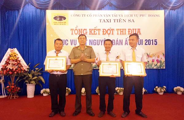 CATP Đà Nẵng khen thưởng 3 lái xe taxi Tiên Sa bắt đối tượng trộm cắp