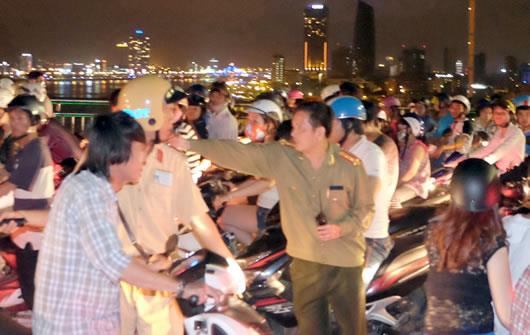 Ăn theo DIFC, 2 khoảng sáng-tối