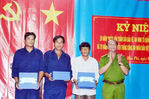 Phấn đấu giữ vững thôn, xã đạt tiêu chuẩn an toàn về ANTT