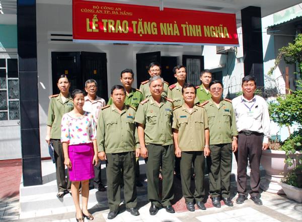 Bàn giao nhà tình nghĩa cho gia đình chính sách ngành Công an