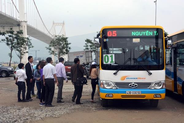 Để nhân dân thích ứng với xe buýt trợ giá