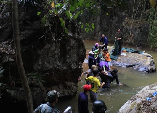 Trượt thác, 3 du khách tử nạn