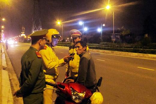 Tiếp tục ra quân tuần tra kiểm soát, đo nồng độ cồn