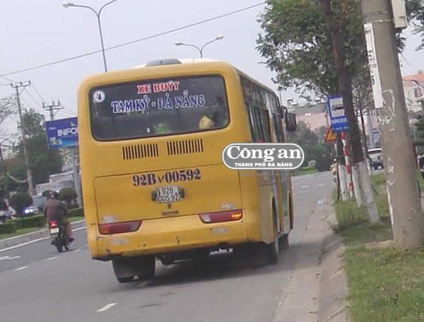 Xe buýt từ Quảng Nam đi Đà Nẵng: Người đi đường khiếp vía