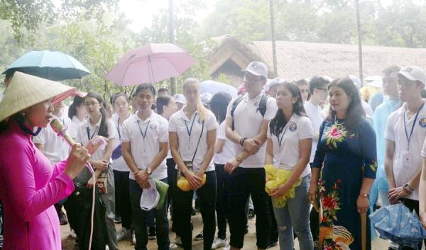 Đoàn trại sinh Trại hè Việt Nam 2018 thăm quê hương Bác