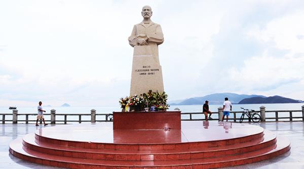 Dựng bia lưu niệm Alexandre Yersin ở công viên Yersin