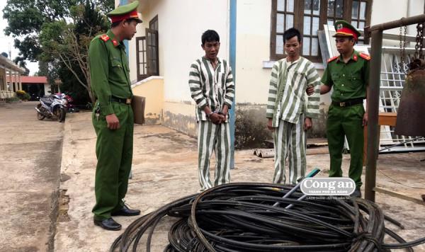 Khởi tố nhóm đối tượng thực hiện 5 vụ trộm cắp dây cáp viễn thông