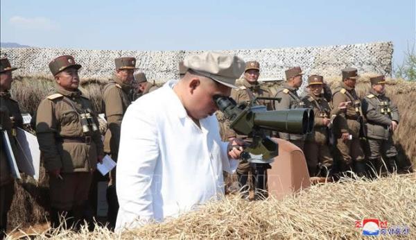 Nhà lãnh đạo Triều Tiên thị sát cuộc diễn tập súng cối