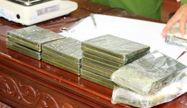 Chặn đứng chuyến hàng 12 bánh heroin vượt biên vào nội địa