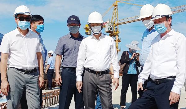 Kiểm tra công trình cải tạo Cụm nút giao thông phía Tây cầu Trần Thị Lý, Bí thư Thành ủy Nguyễn Văn Quảng yêu cầu: Có báo cáo đề xuất gia hạn tiến độ cụ thể nhưng phải hoàn thành trước 31-12-2021