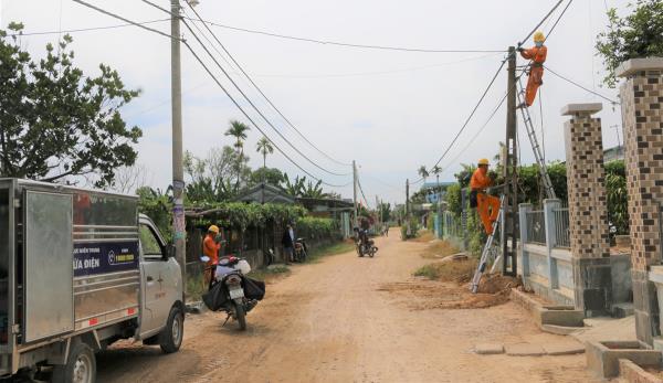 Giải quyết di dời trụ điện khi mở đường xây dựng nông thôn mới