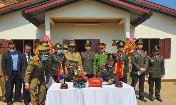 Khánh thành và bàn giao trụ sở làm việc Công an các bản biên giới
